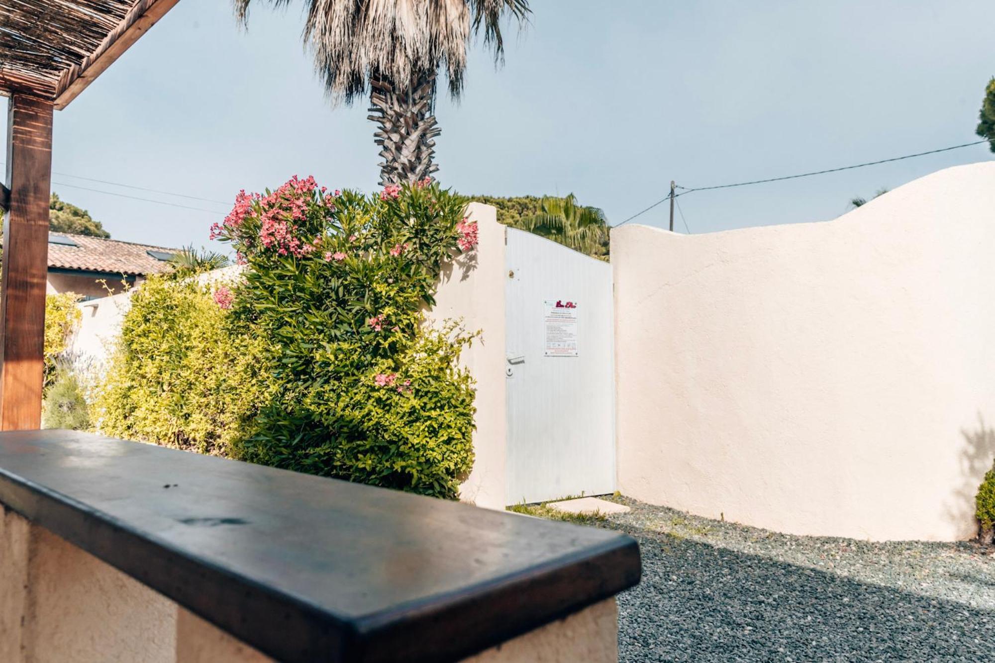 Reve D'Azur, Mazet En Bord De Mer, Parking, Piscine Partagee, Terrasse Bbq & Draps Inclus La Nartelle, 1 Salon, 1 Chambre, 1 Cuisine , 1 Sdb Sainte-Maxime Exterior photo